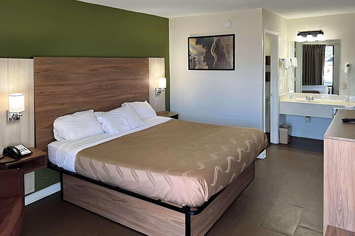 1 King Bed (7 of 9)