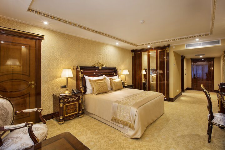 Room 10 of 114