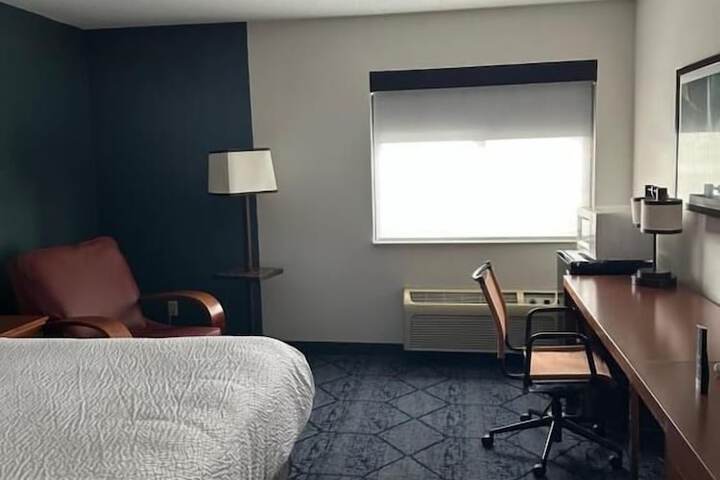 1 King Bed (8 of 16)