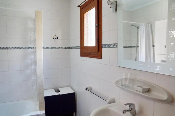 Room 6 of 15
