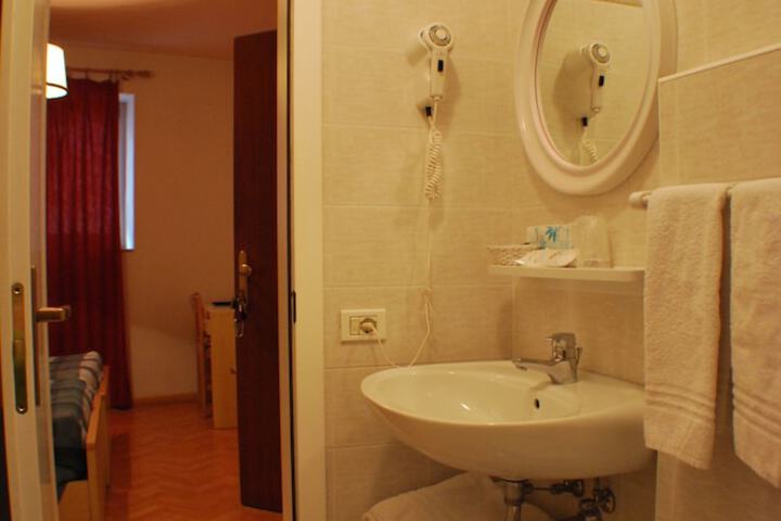 Room 32 of 61