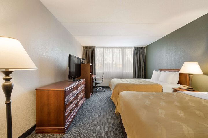 2 Queen Beds (1 of 6)