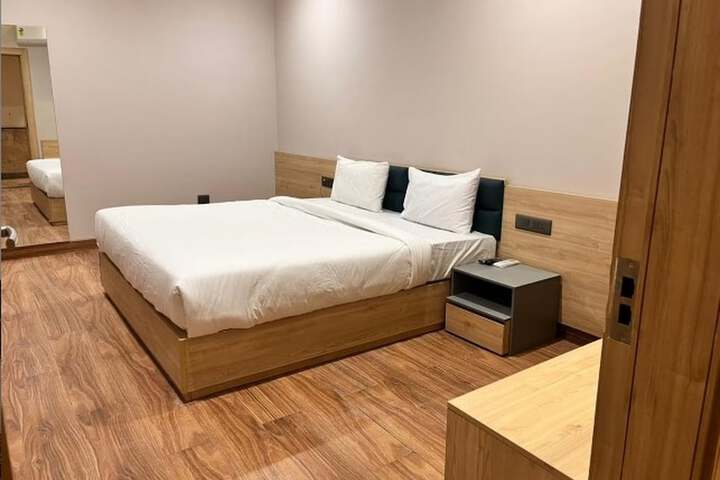 Room 11 of 36