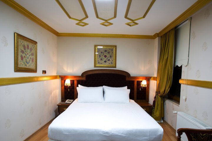 Room 12 of 77