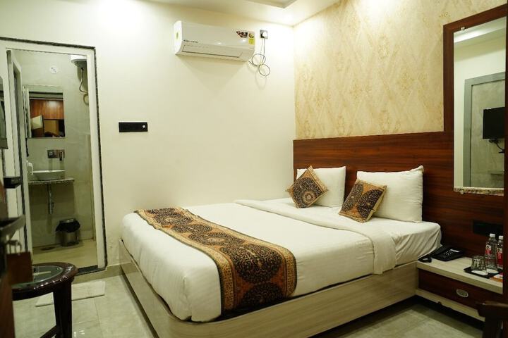 Room 10 of 25