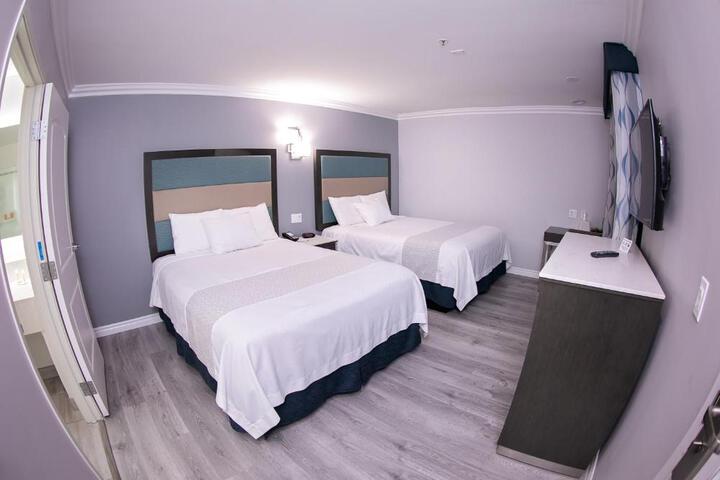 1 Queen Bed (16 of 17)