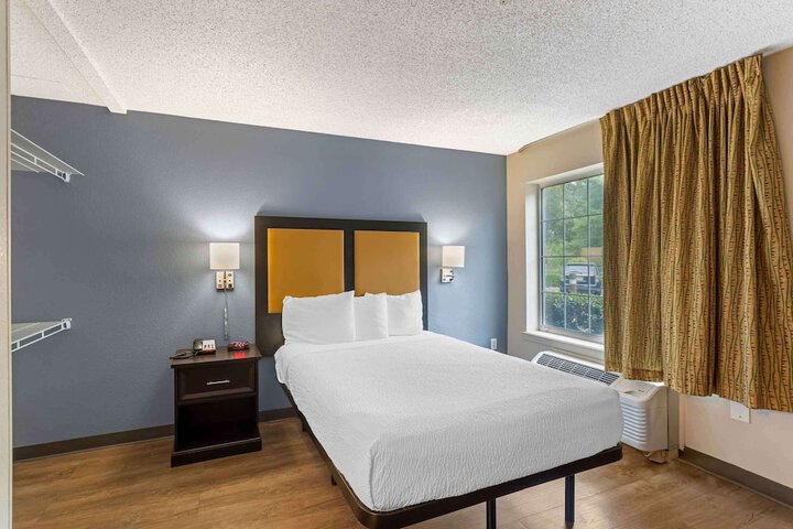 Modern Queen Bed Kitchen Accessible (6 of 11)