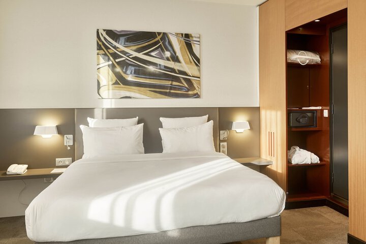 Room 10 of 30