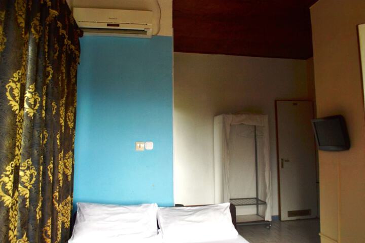 Room 6 of 31
