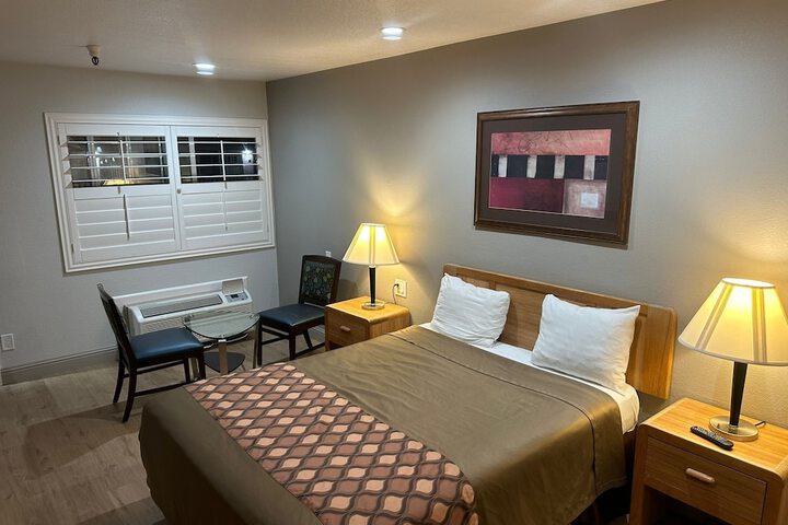 1 Queen Bed (7 of 8)