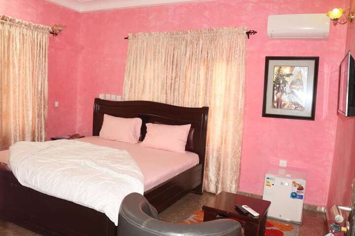Room 10 of 68