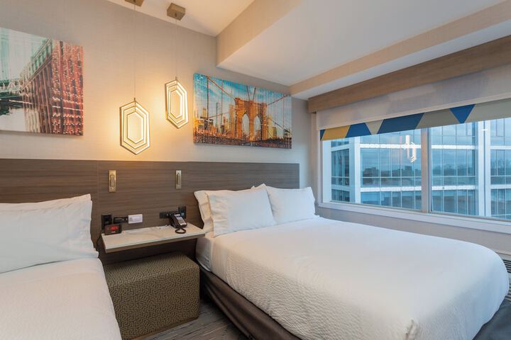 1 Queen Bed (2 of 11)