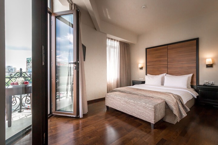 Room 25 of 102