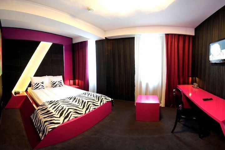 Room 6 of 49