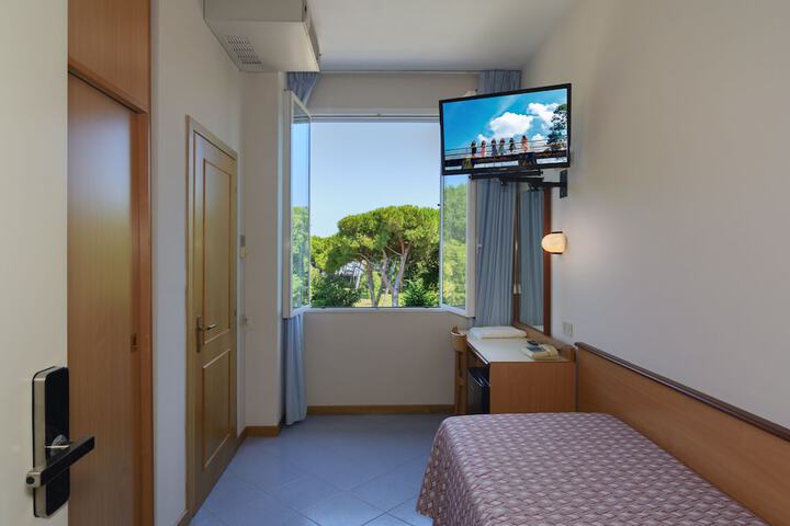 Room 10 of 33