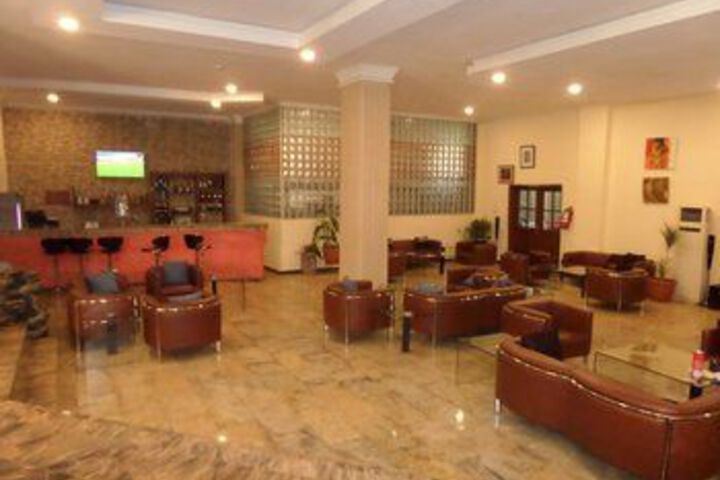 Lounge 24 of 33