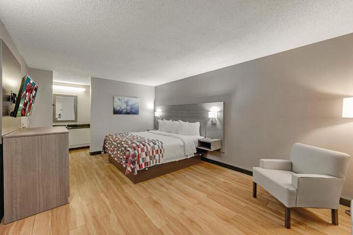 Deluxe King Bed (6 of 7)