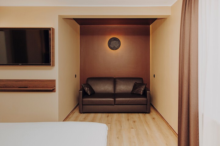 Room 28 of 77