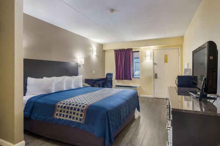 1 King Bed (2 of 20)
