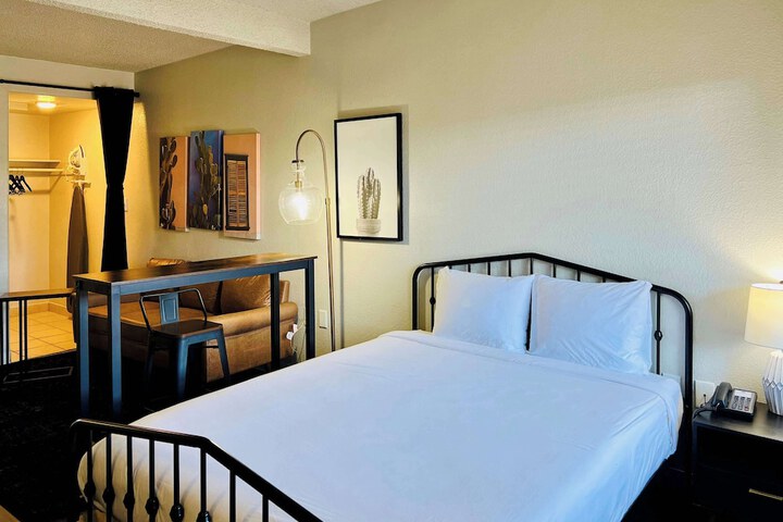 Room 16 of 30