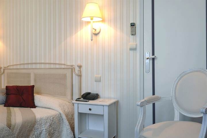 Room 7 of 42