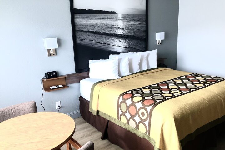 1 Queen Bed (37 of 49)
