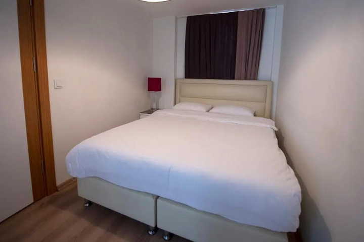 Room 6 of 12