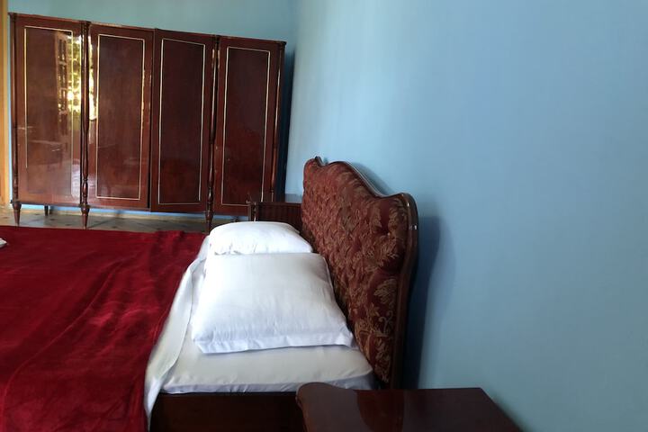 Room 17 of 28