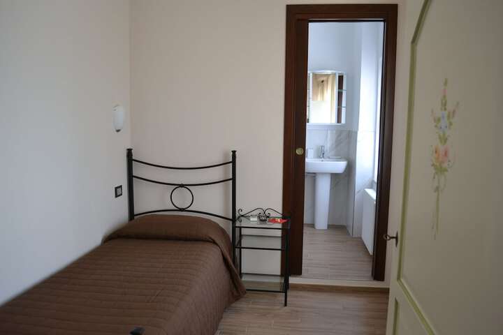 Room 2 of 60