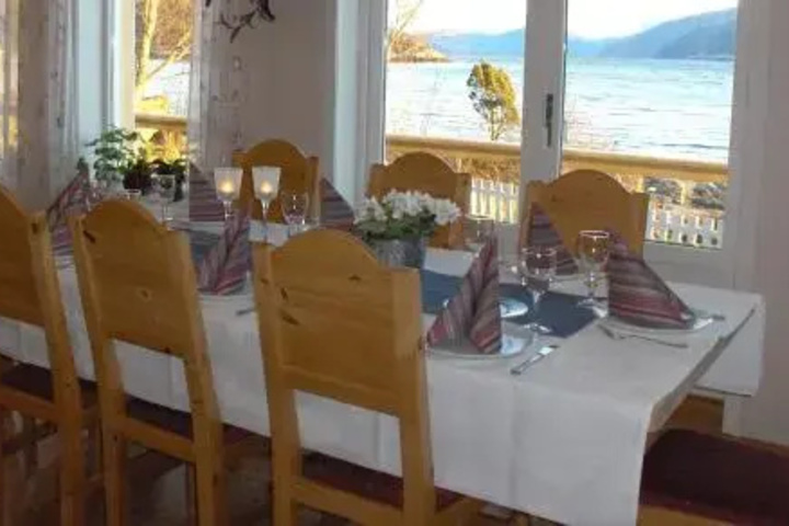 Dining 5 of 6