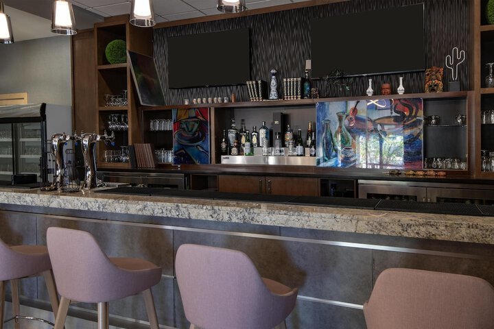 Lounge 32 of 50