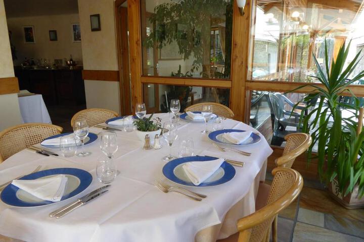 Dining 11 of 23