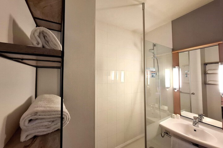 Room 28 of 110