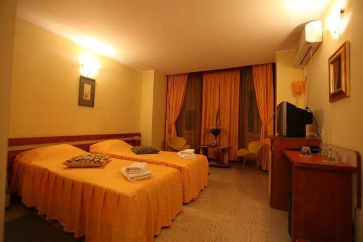 Room 5 of 12