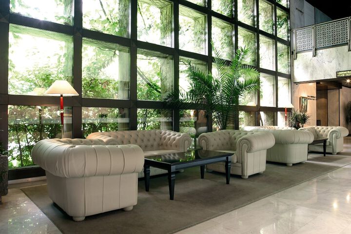 Lounge 21 of 26