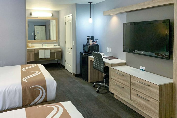 1 Queen Bed (12 of 12)
