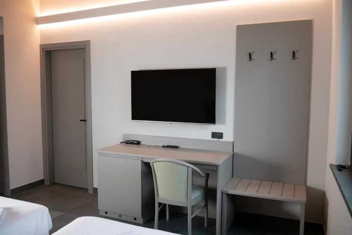Room 11 of 33