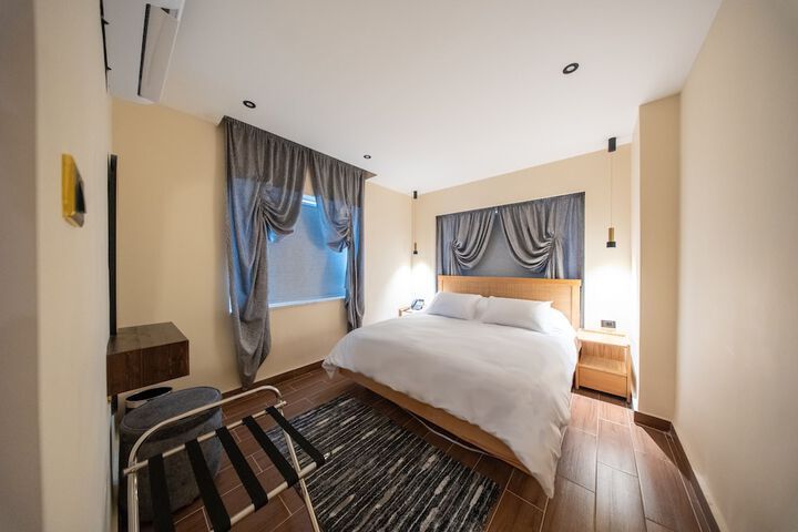 Room 2 of 6