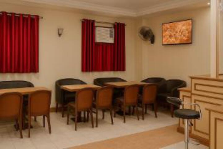 Lounge 13 of 17
