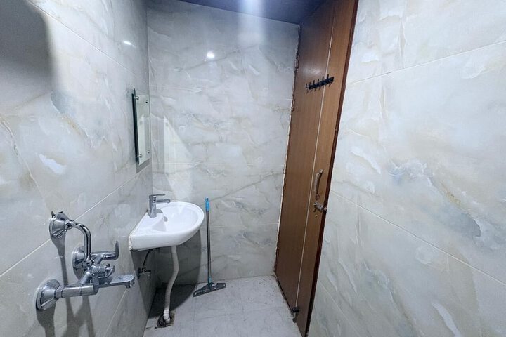 Room 16 of 28