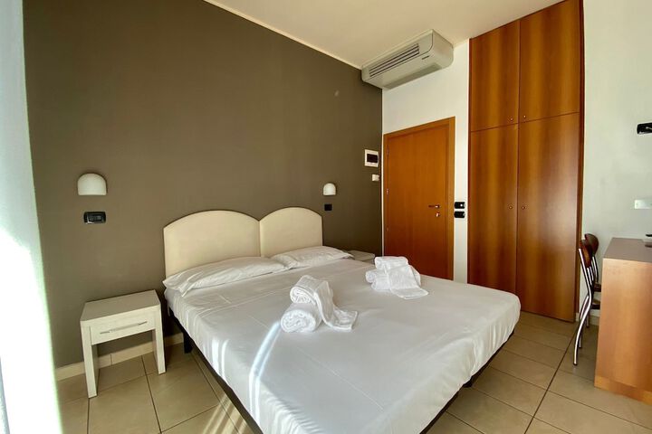 Room 12 of 25