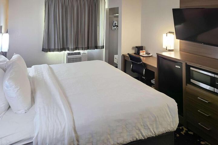 2 Queen Beds (12 of 13)