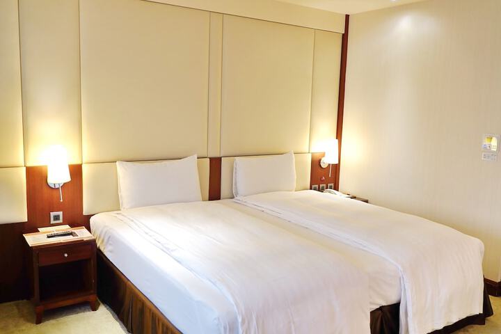 Room 13 of 38