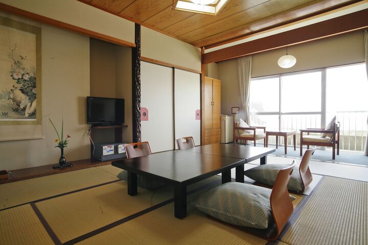 Room 4 of 83