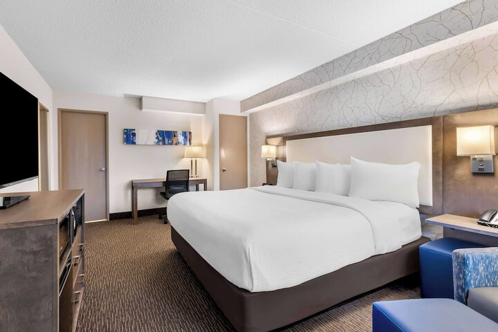 1 King Bed Larger Room Work Desk Microwave and Refrigerator WiFi Continental Breakfast (2 of 14)
