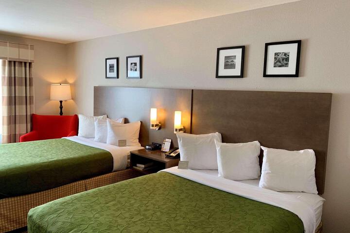 2 Queen Beds (5 of 6)