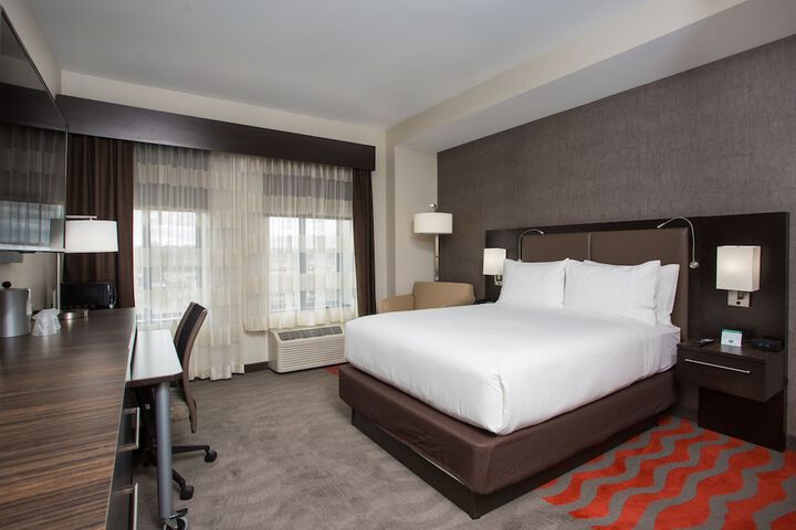 1 Queen Bed (10 of 12)