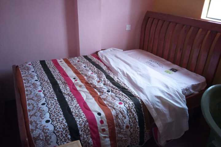 Room 4 of 12