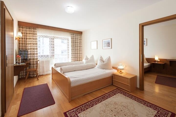 Room 10 of 32
