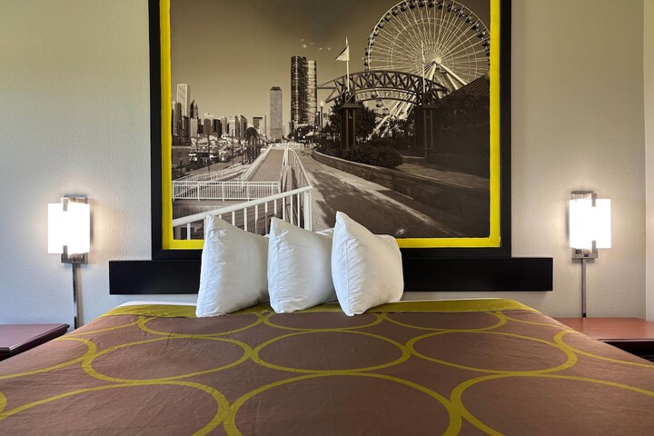 Room 6 of 24